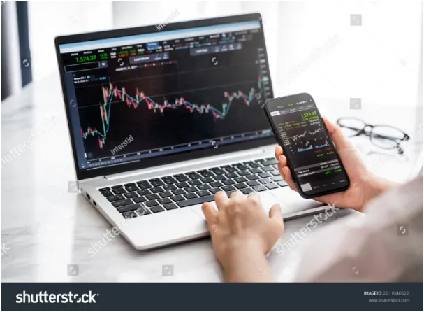 Początkujący inwestor sprawdza kursy walut na platformie inwestycyjnej